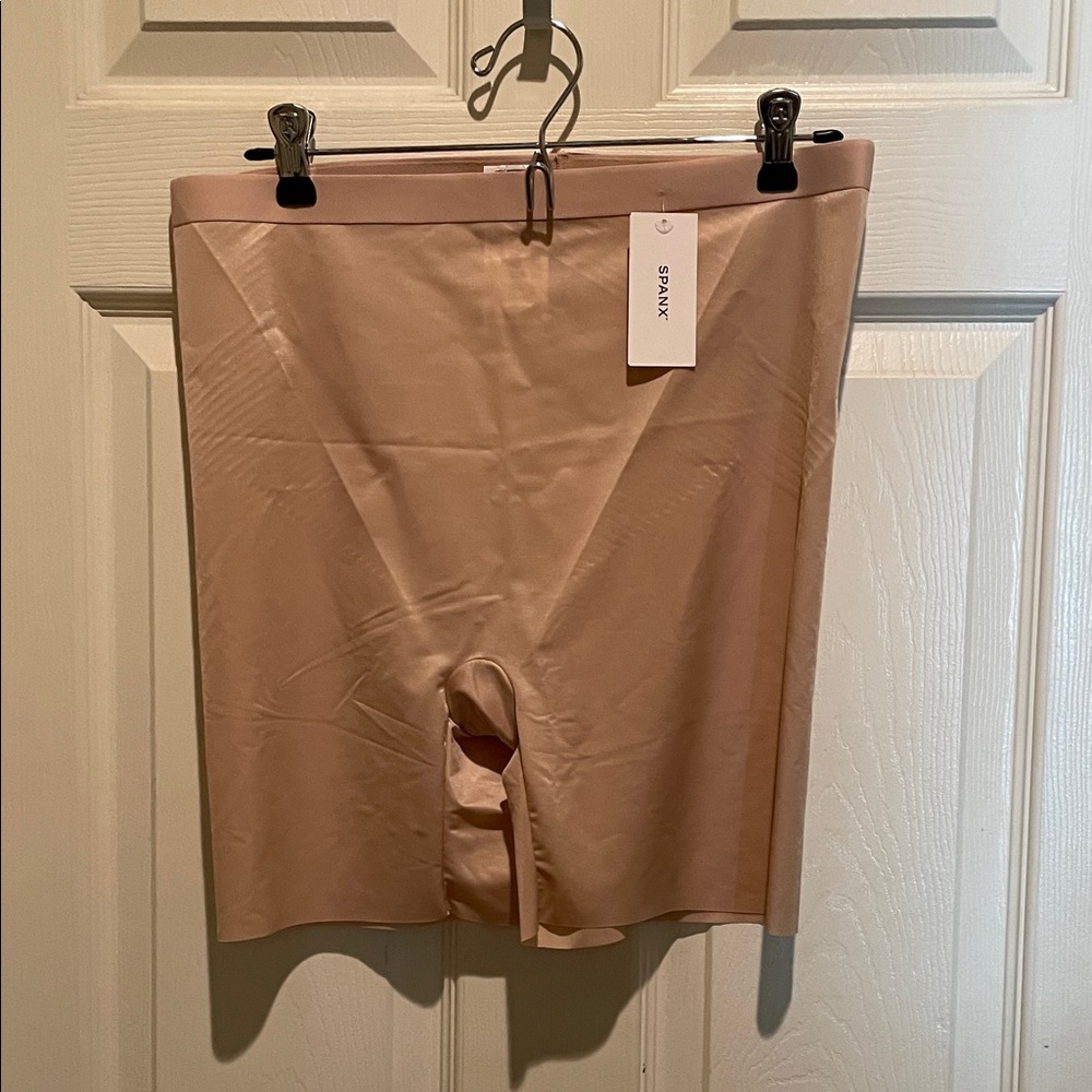 NWT - SPANX Champagne Beige Seamless Mid-Thigh Shaper Shorts; sz 1X